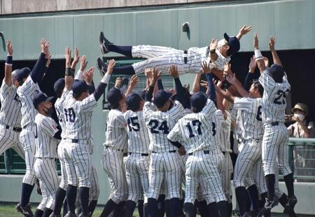 ２０２１年秋季リーグで優勝して本郷監督（中央）を胴上げする龍谷大ナイン