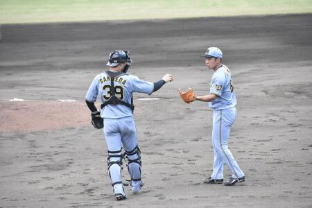 マウンドへ向かう石井