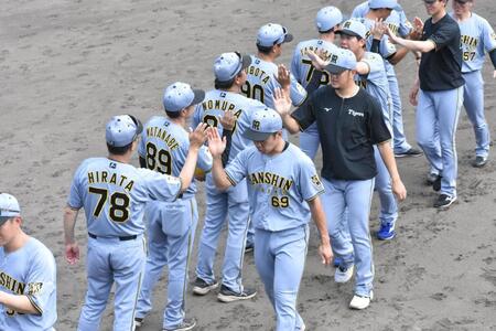 試合後に平田２軍監督とハイタッチする石井