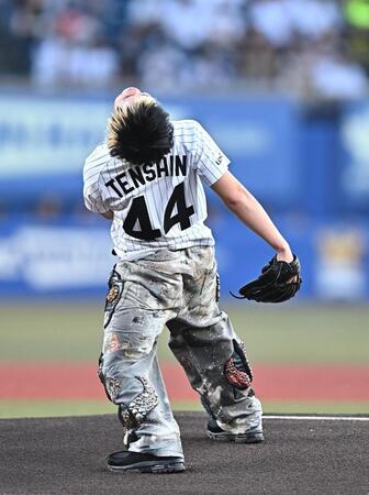 始球式を務め天を仰ぐ（？）那須川天心（撮影・開出牧）