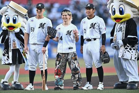 始球式を務め記念撮影する那須川天心（中央）。左はロッテ・山口、右は松川（撮影・開出牧）