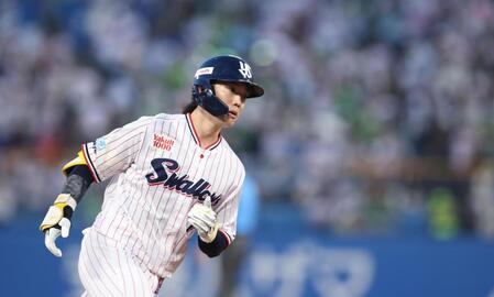 １回、右越えに先頭打者本塁打を放つ長岡（撮影・金田祐二）
