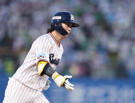 １回、右越えに先頭打者本塁打を放った長岡（撮影・金田祐二）