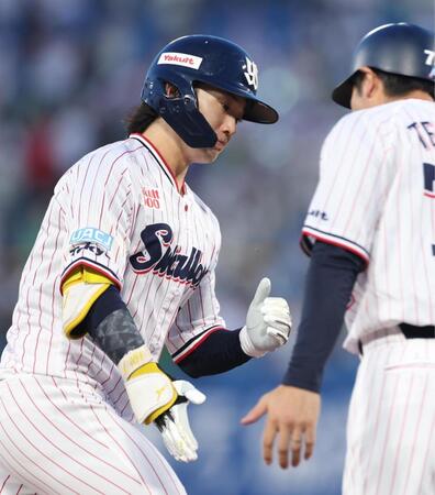 １回、右越えに先頭打者本塁打を放った長岡（撮影・金田祐二）