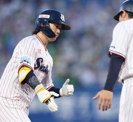 １回、右越えに先頭打者本塁打を放つ長岡（撮影・金田祐二）