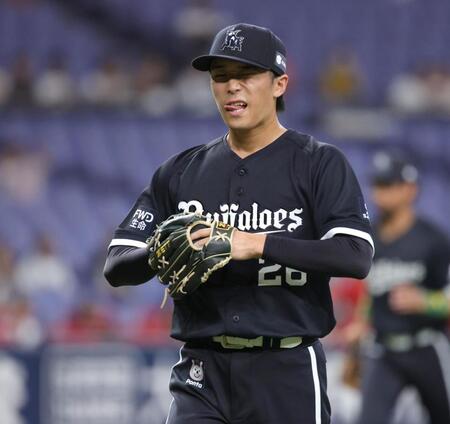 初回に２点を失い、顔をしかめながらベンチに戻る斎藤（撮影・坂部計介）