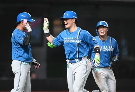 ６回、右越え３ランを放ちナインとタッチする清宮幸（中央）＝撮影・園田高夫