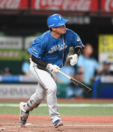 ４回、右越え３点三塁打を放った吉田（撮影・園田高夫）