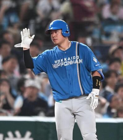 ４回、勝ち越し３点適時三塁打を放ち右手を上げる吉田（撮影・園田高夫）