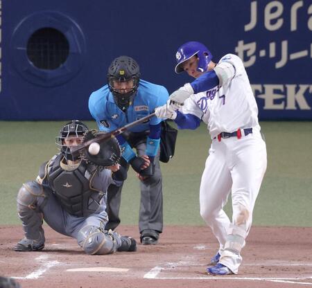 ７回、中前適時打を放つ福永（撮影・立川洋一郎）