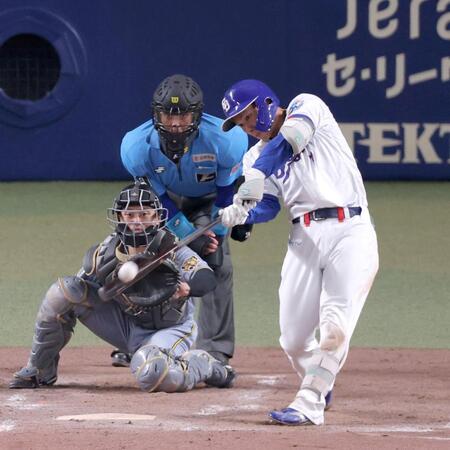 ５回、左翼スタンドへソロを放つ福永（撮影・立川洋一郎）