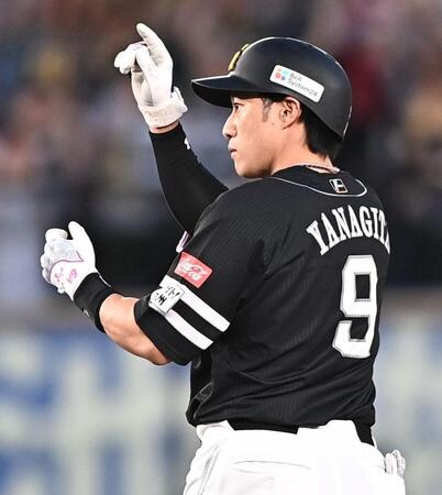 １回、左越え２点適時二塁打を放ちポーズを決める柳田（撮影・開出牧）