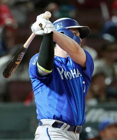 ４回、佐野が右中間に適時二塁打を放つ