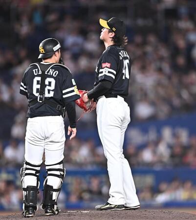 ９回、山本に同点の中前２点適時打を打たれた杉山（右）。捕手・海野（撮影・開出牧）