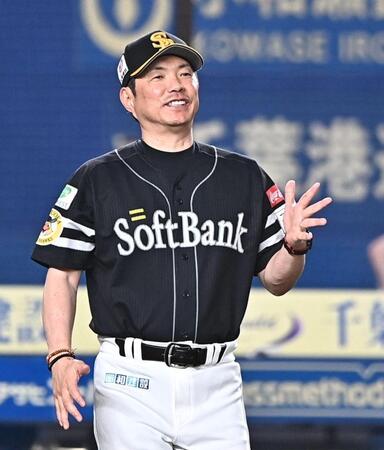 ７回、投手交代を告げる小久保監督（撮影・開出牧）