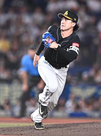 ４回、山崎を投ゴロに打ち取り打球を追う上沢（撮影・開出牧）