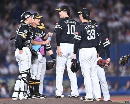 ３回、佐藤に右前適時打を打たれた上沢（中央）＝撮影・開出牧