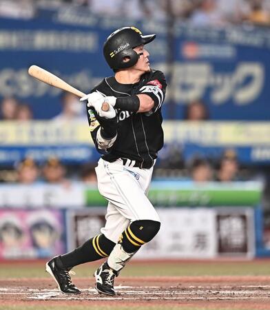 １回、左前適時打を放つ牧原大（撮影・開出牧）