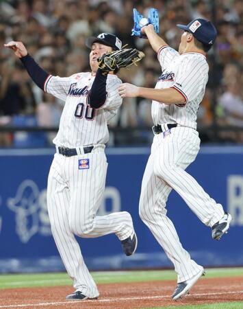 ３回、松本の飛球を好捕するヤクルト・山野（右）。左は三塁手・赤羽