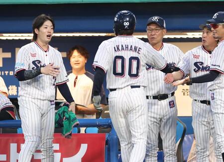 １回、山田の遊ゴロで生還した赤羽を迎える池山監督、長岡（左）＝撮影・金田祐二