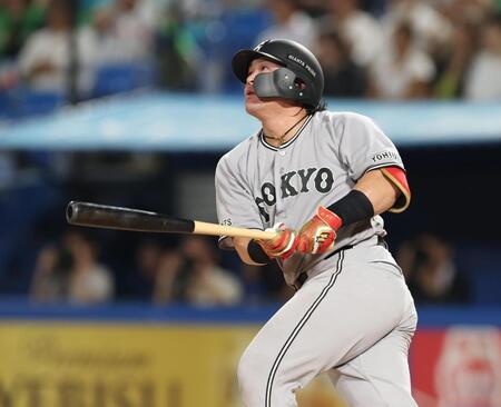 ９回、左越えに勝ち越しソロを放つ甲斐（撮影・金田祐二）
