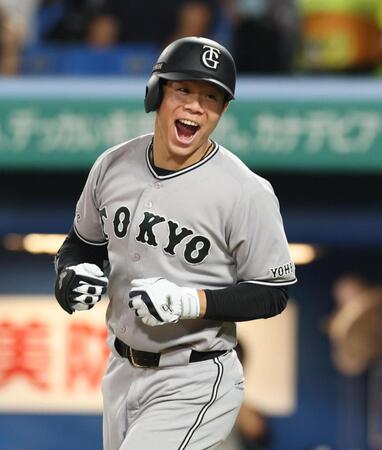 ６回、右中間にソロを放ち喜ぶ佐々木（撮影・金田祐二）