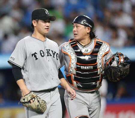 １回、２点の先制を許し話しながらベンチに戻る井上（左）と甲斐（撮影・金田祐二）