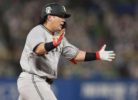 ９回、左越えに勝ち越しソロを放ち喜ぶ甲斐（撮影・金田祐二）