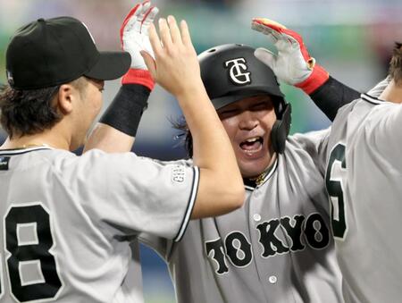９回、左越えに勝ち越しソロを放ち喜ぶ甲斐（撮影・金田祐二）