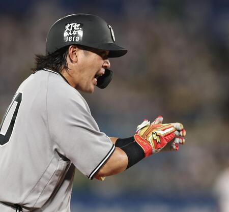 ９回、左越えに勝ち越しソロを放ち喜ぶ甲斐（撮影・金田祐二）