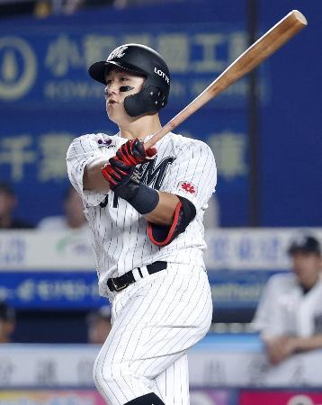 　１０回ロッテ１死、山口が左越えにサヨナラ本塁打を放つ＝ＺＯＺＯマリン