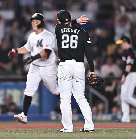 １０回、山口（後方）に左越えサヨナラ本塁打を打たれた鈴木豪（撮影・開出牧）