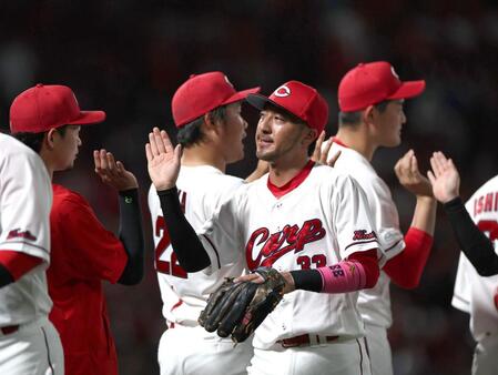 ３連勝し、ナインとタッチを交わす菊池（中央）＝撮影・北村雅宏