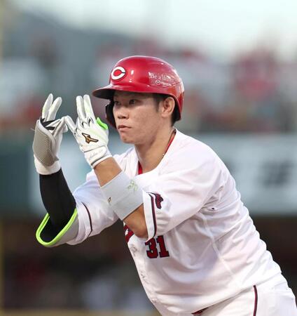 １回、先制となる適時打を放ち、ポーズをとる坂倉（撮影・北村雅宏）