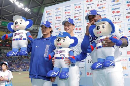 お立ち台でポーズを決める（左から）涌井、福永、サノー（撮影・西田忠信）