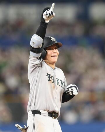 ９回、適時二塁打を放ち喜ぶ佐々木（撮影・金田祐二）