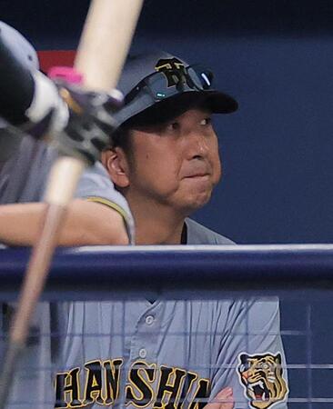 ３回の攻撃を終え、厳しい表情の藤川監督（撮影・西田忠信）