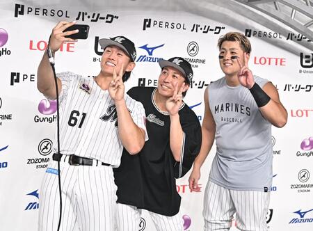 お立ち台で自撮りをするロッテの（左から）同点タイムリーを放った山本、通算８００試合登板達成の益田、サヨナラホームランを放った山口（撮影・開出牧）