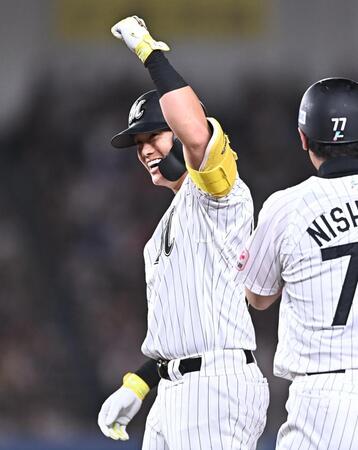 ９回、同点の中前２点適時打を放ちガッツポーズを決める山本（撮影・開出牧）
