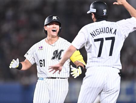 ９回、同点の中前２点適時打を放ち西岡コーチ（手前）とタッチを交わす山本（撮影・開出牧）