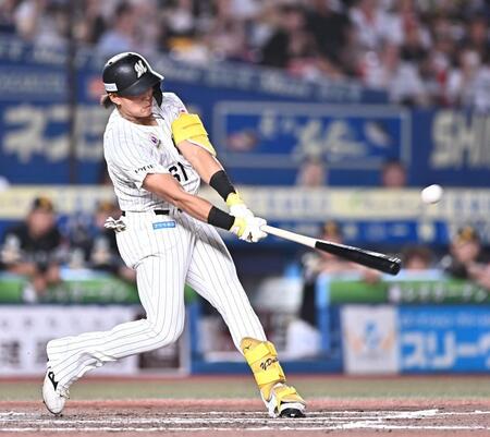 ９回、同点の中前２点適時打を放つ山本（撮影・開出牧）