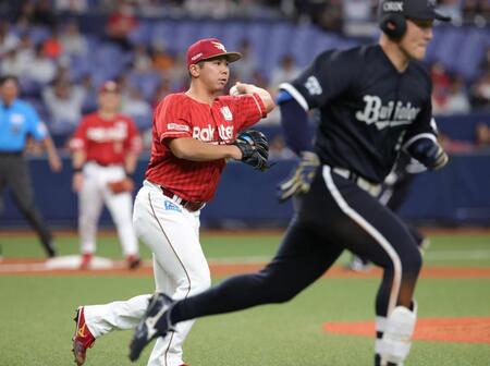 ８回、野口のバント処理で泰が一塁へ悪送球、二走生還し同点となる（撮影・坂部計介）