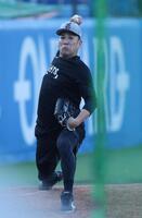 ブルペンで調整する田中（撮影・金田祐二）