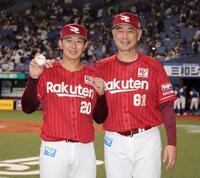 初先発で初勝利を挙げた伊藤（左）を労う吉井監督（撮影・坂部計介）