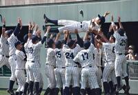 ２０２１年秋季リーグで優勝して本郷監督（中央）を胴上げする龍谷大ナイン
