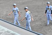 試合後のハイタッチを終え、ベンチへ引き揚げる平田２軍監督
