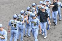 試合後に平田２軍監督とハイタッチする石井