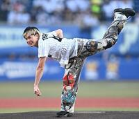 ダイナミックなフォームで始球式を務める那須川天心（撮影・開出牧）