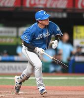 ４回、右越え３点三塁打を放った吉田（撮影・園田高夫）
