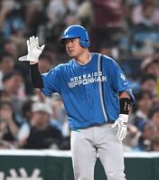 ４回、勝ち越し３点適時三塁打を放ち右手を上げる吉田（撮影・園田高夫）
